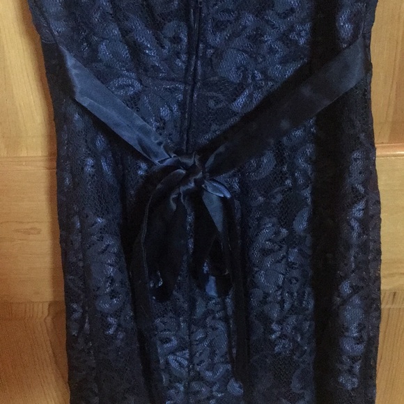 Lace Open-Back Dress - Picture 4 of 5